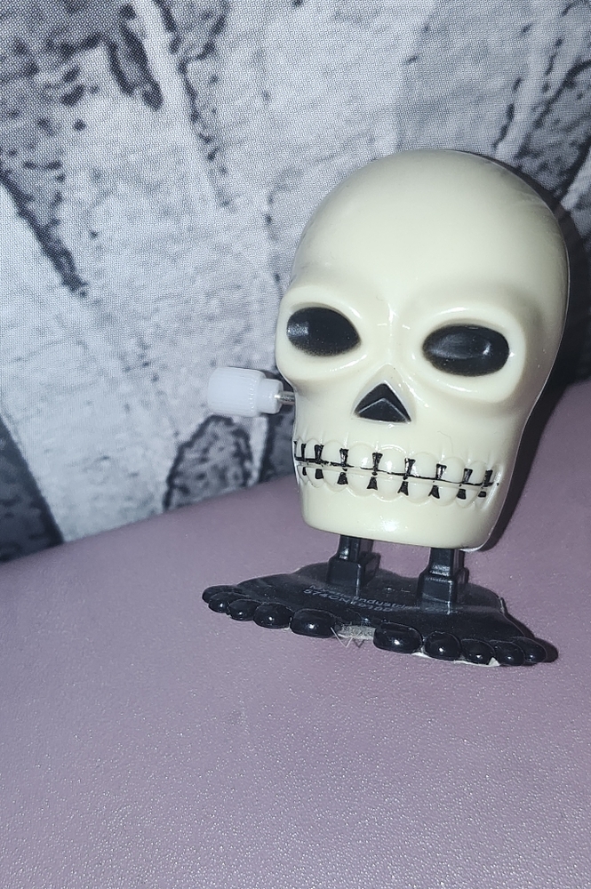Fab wind up skull, way too late for Halloween